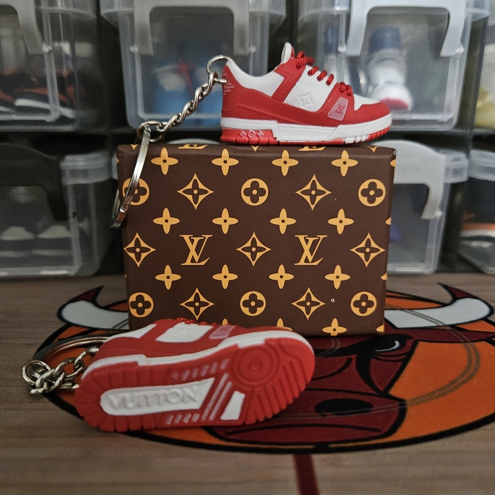 Fashion pair of mini sneakers keychain.(Red/White). - Picture 2 of 8